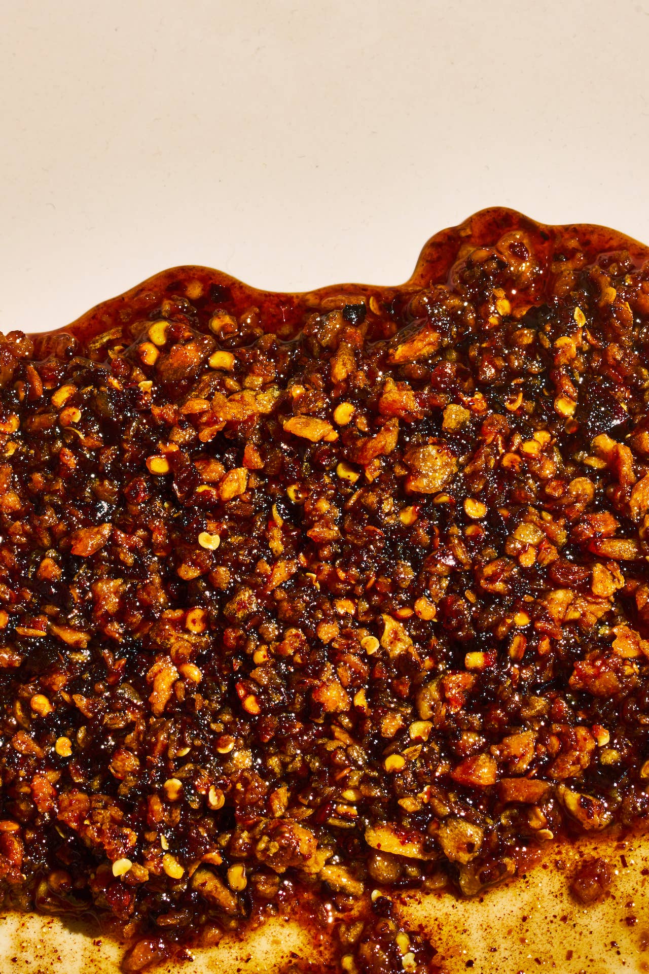 Close-up of a pie with a crumbly topping on a beige background