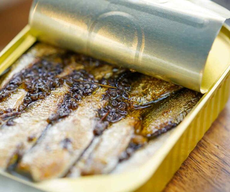 Fangst - Brisling No. 1 - The Nordic Sardine - Baltic Sea Sprat Smoked w/ Heather & Chamomile - 100 g